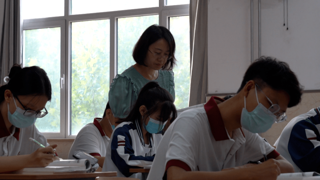 南开大学附属中学校服图片