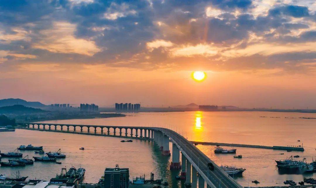 博贺湾大桥托起了茂名的滨海之梦.