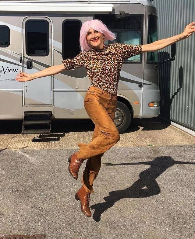 一点没有违和,还有豹纹花纹,也是穿不好就老气的花色,但60岁的老奶奶