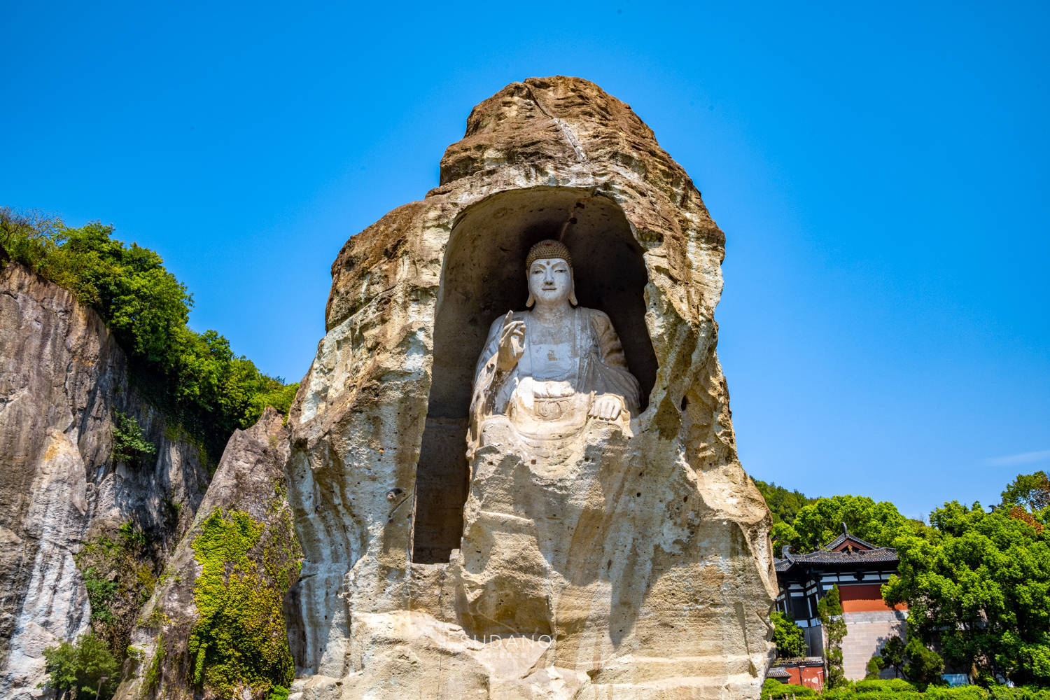 浙江绍兴有一尊千年大佛,由祖孙三代人完成,为浙江四大名佛之一_柯岩