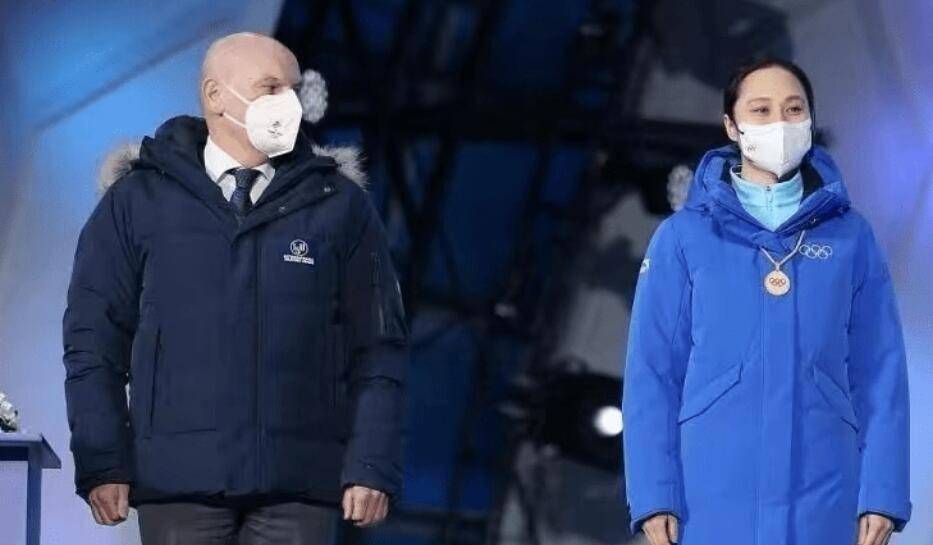 提起张虹的名字大家都比较陌生,但是在北京冬奥会为速度滑冰的冠军