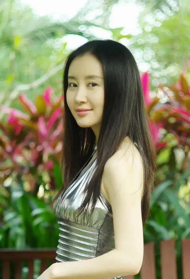33岁舒畅近况曝光,穿白色旗袍气质好,超大豪宅一墙玩具好瞩目_观众