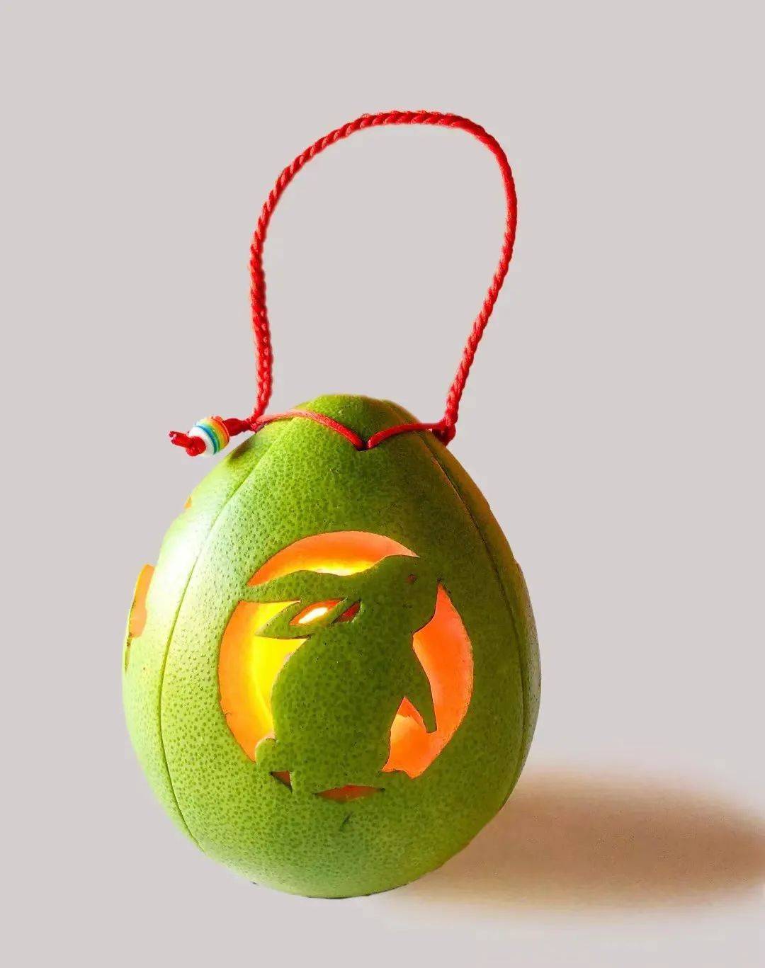 所谓"菠碌灯",就是将柚子掏空,到出简单图案,穿上绳子,内点蜡烛即成