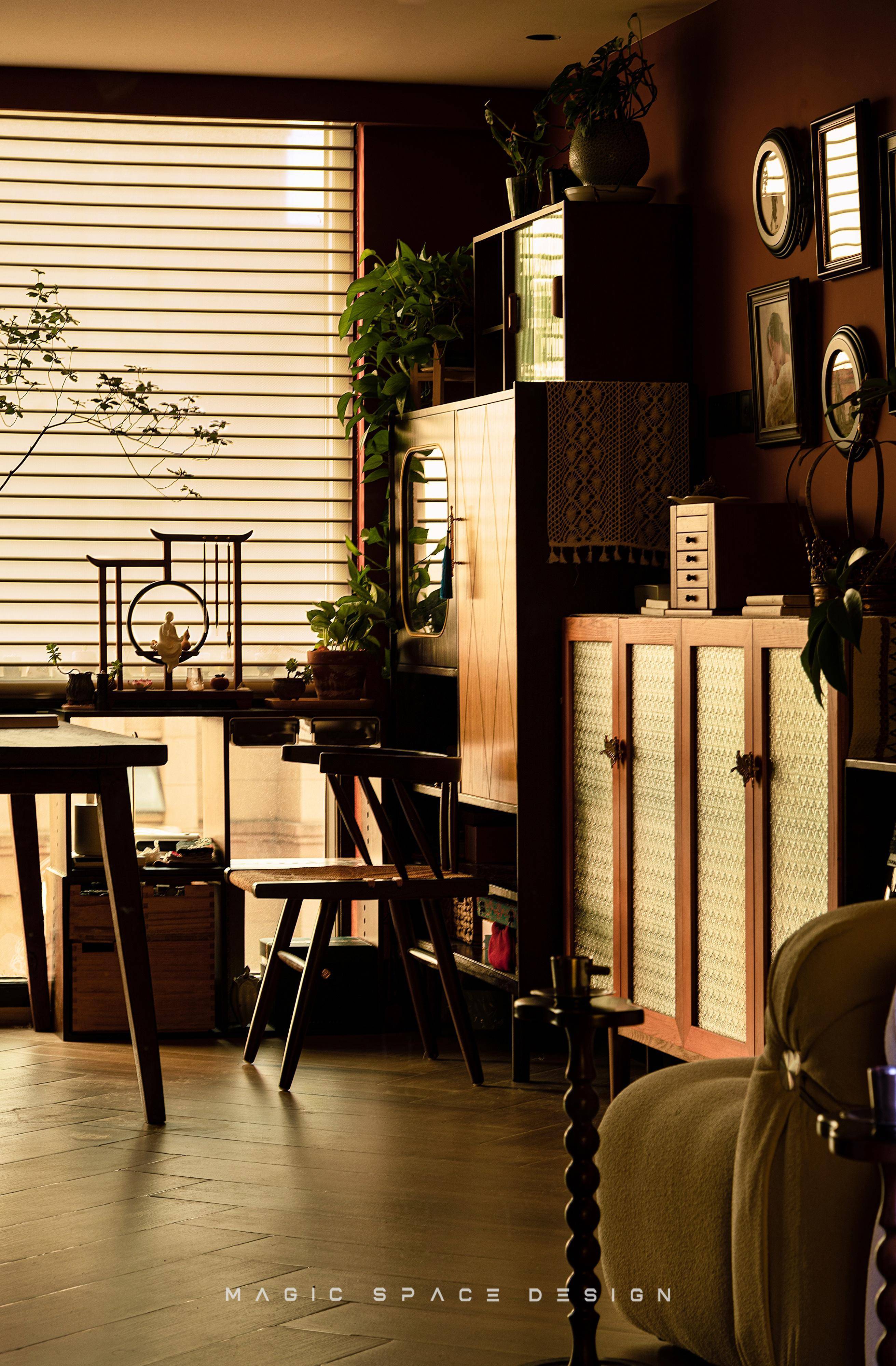 床头各选择了2款不同造型的吊灯(纯铜群山叠影吊灯)(纯铜玻璃吊灯)