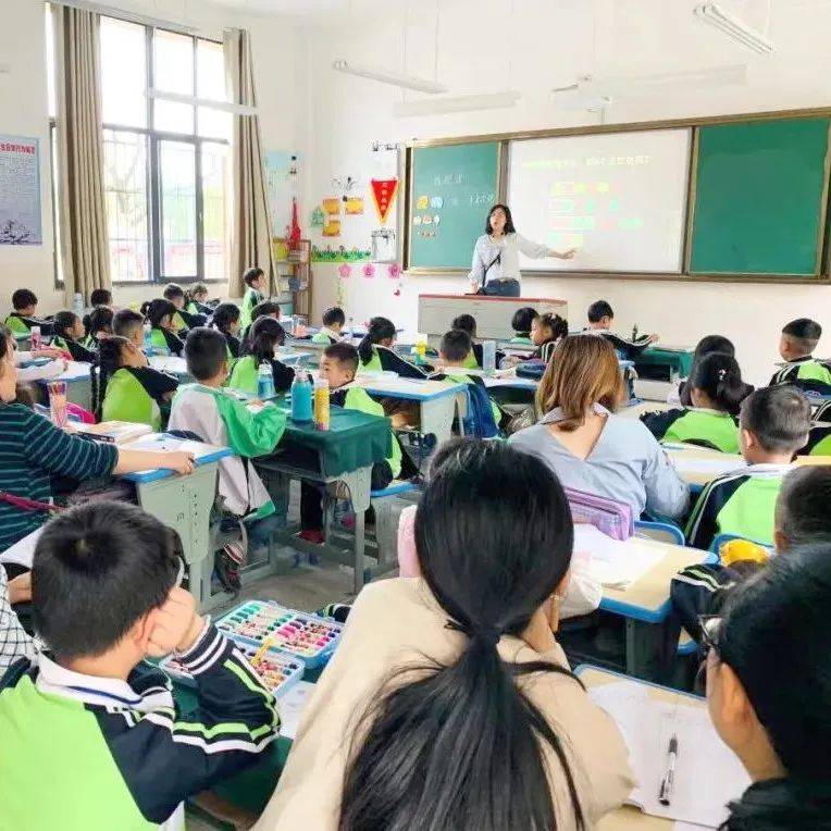 三尺讲台 万物皆数——记上饶市第一小学徐巍老师_实践_数学_论文