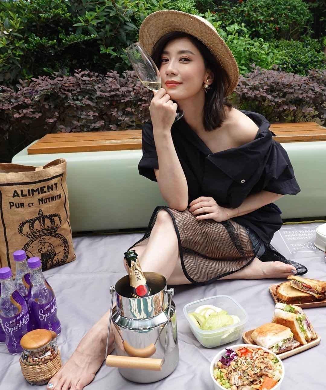 贾静雯新剧开机,剪短发嫩成大姑娘,同框小11岁柯佳嬿烫发显老气_巅峰