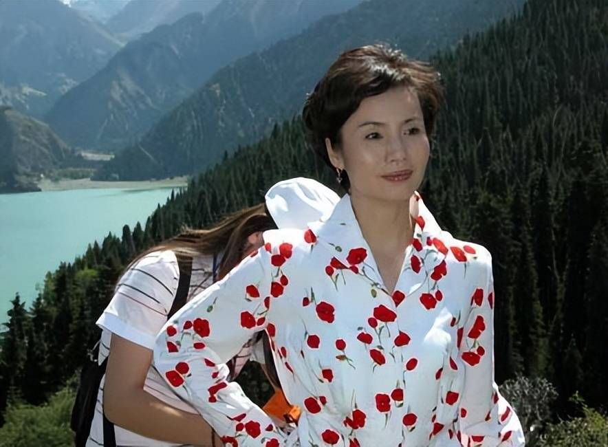 徐俐:电视知名女主持,二婚嫁评论员张天蔚,退休后返聘回电视_儿子