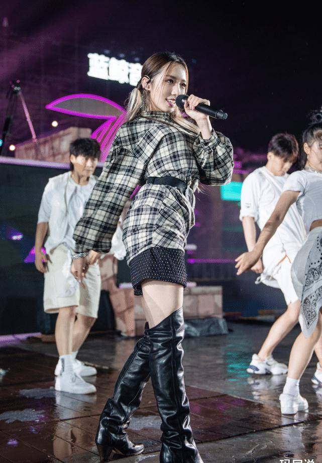 孟美岐为证明腿细,上台就穿起了"堆堆靴",哪知意外飒到飞起_穿着_时尚