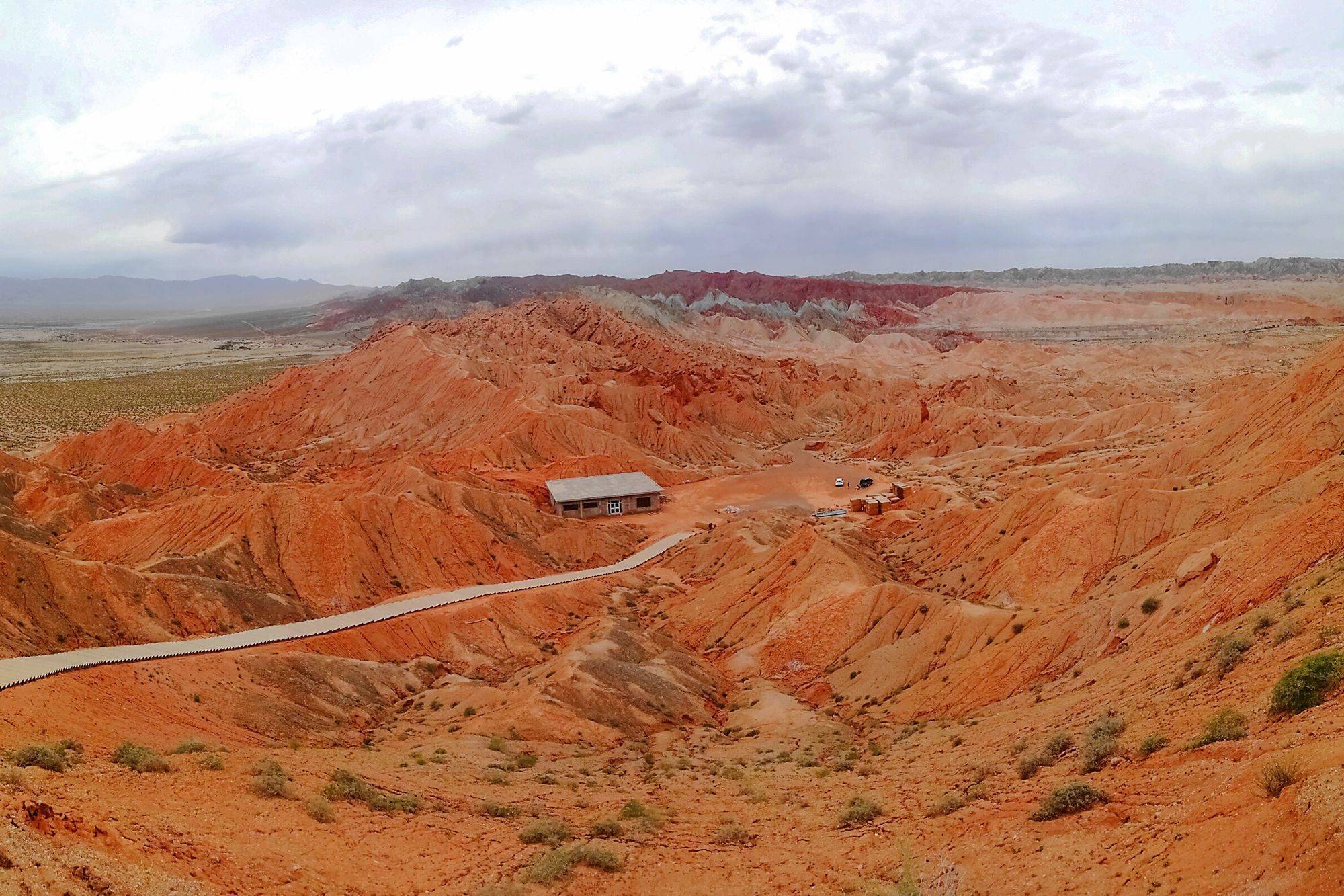 甘肃玉门赤金峡风景区,这里有绝美的丹霞地貌,仿佛燃烧的火焰_红色