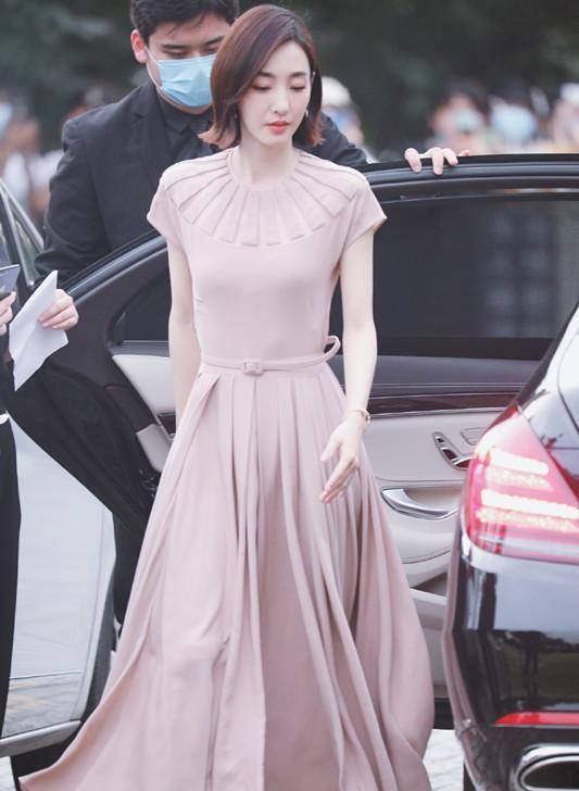 "素颜女神"王丽坤真敢穿,红色深v吊带裙秀事业线,时尚不媚俗_气质