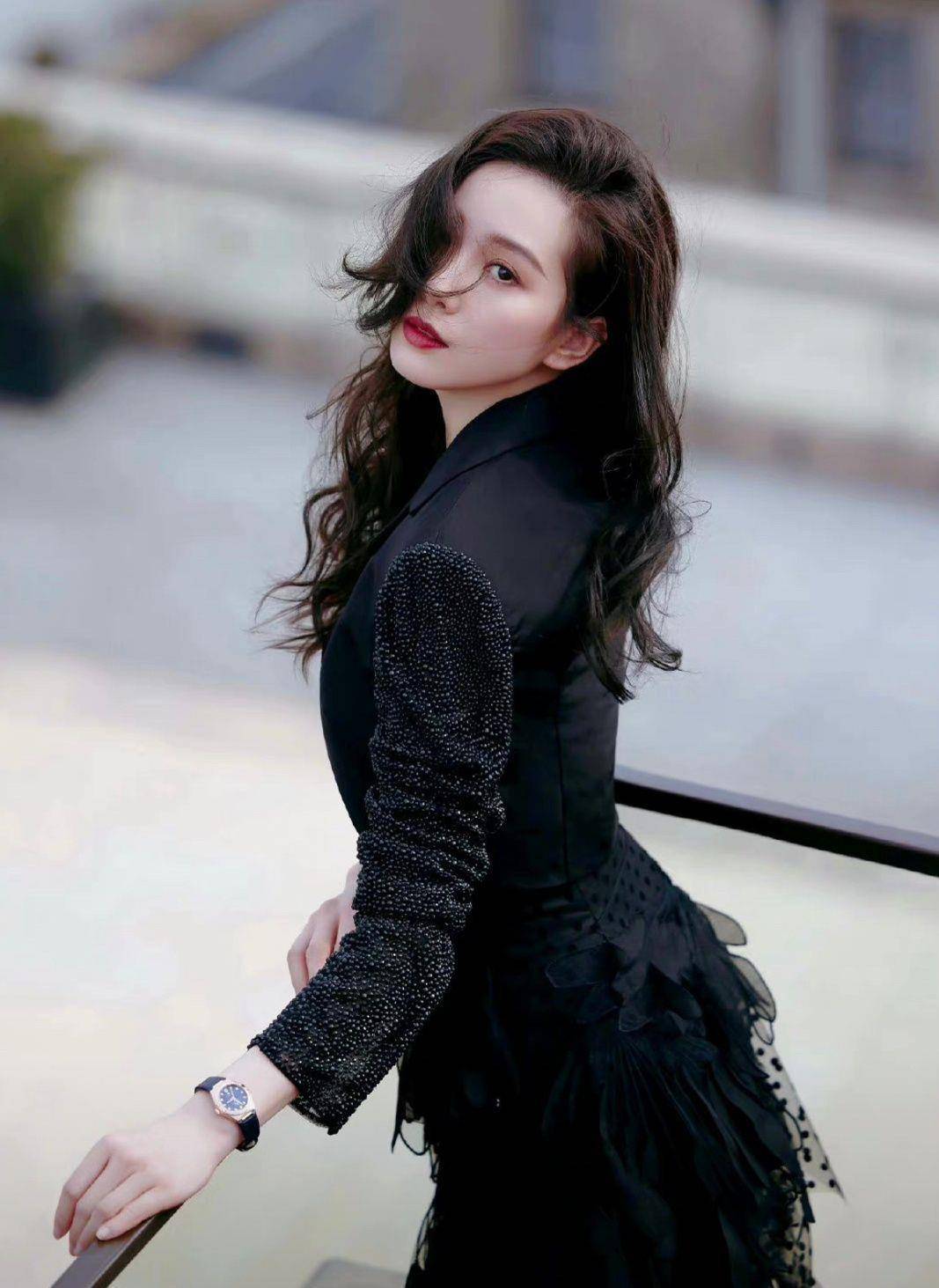 长发飘飘尽显细腰,气质女神依旧美丽动人_天鹅_女明星_羽毛