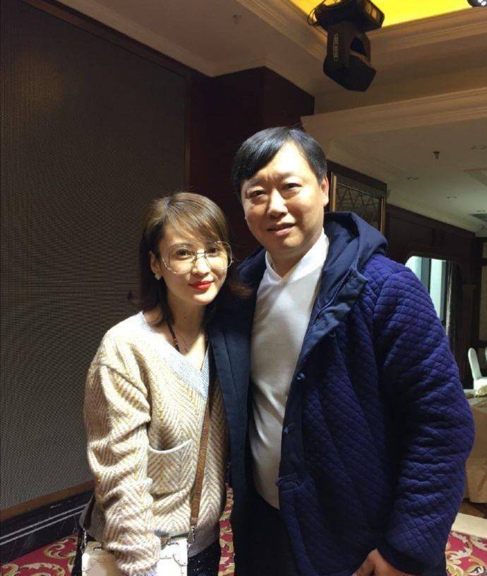 蒋勤勤跟同学合影,气质显而易见,在人群中很突出!_感觉_显得_衣服