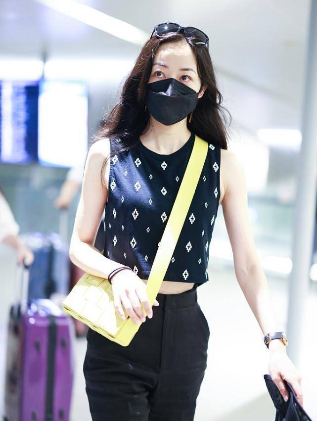 韩雪对身材真自信,穿着露脐装秀小蛮腰,却配条大短裤,更有个性_展现