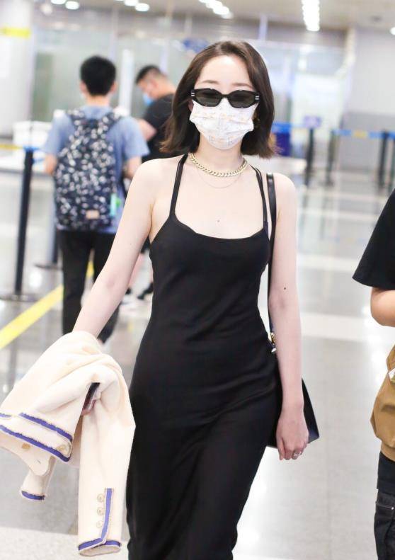 蒋梦婕真敢穿,黑色吊带连衣裙时尚精致,领口那么低也不怕展露_好身材