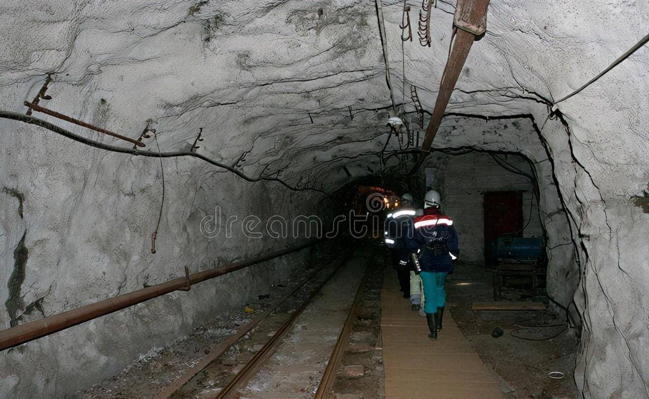 礦井下的巷道,開始往上走時充滿絕望,現在覺得這坡越來越短了_孫哥