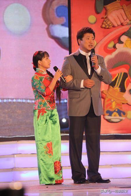 后来王二妮和经纪人李飞结婚了,又在结婚不久后就怀孕生子,这在当时