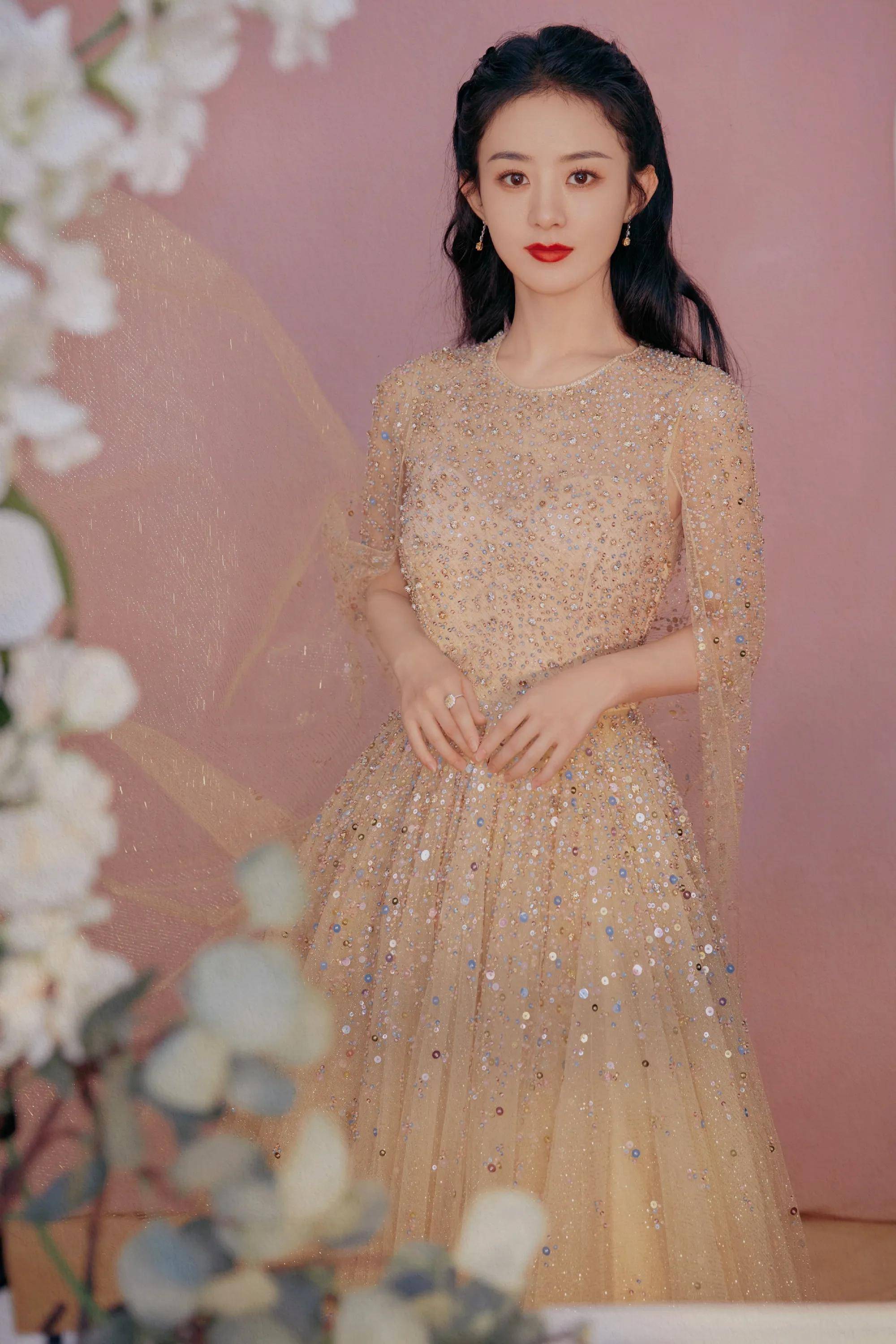 赵丽颖,小巧玲珑,流光溢彩_盖过_花娇_花中