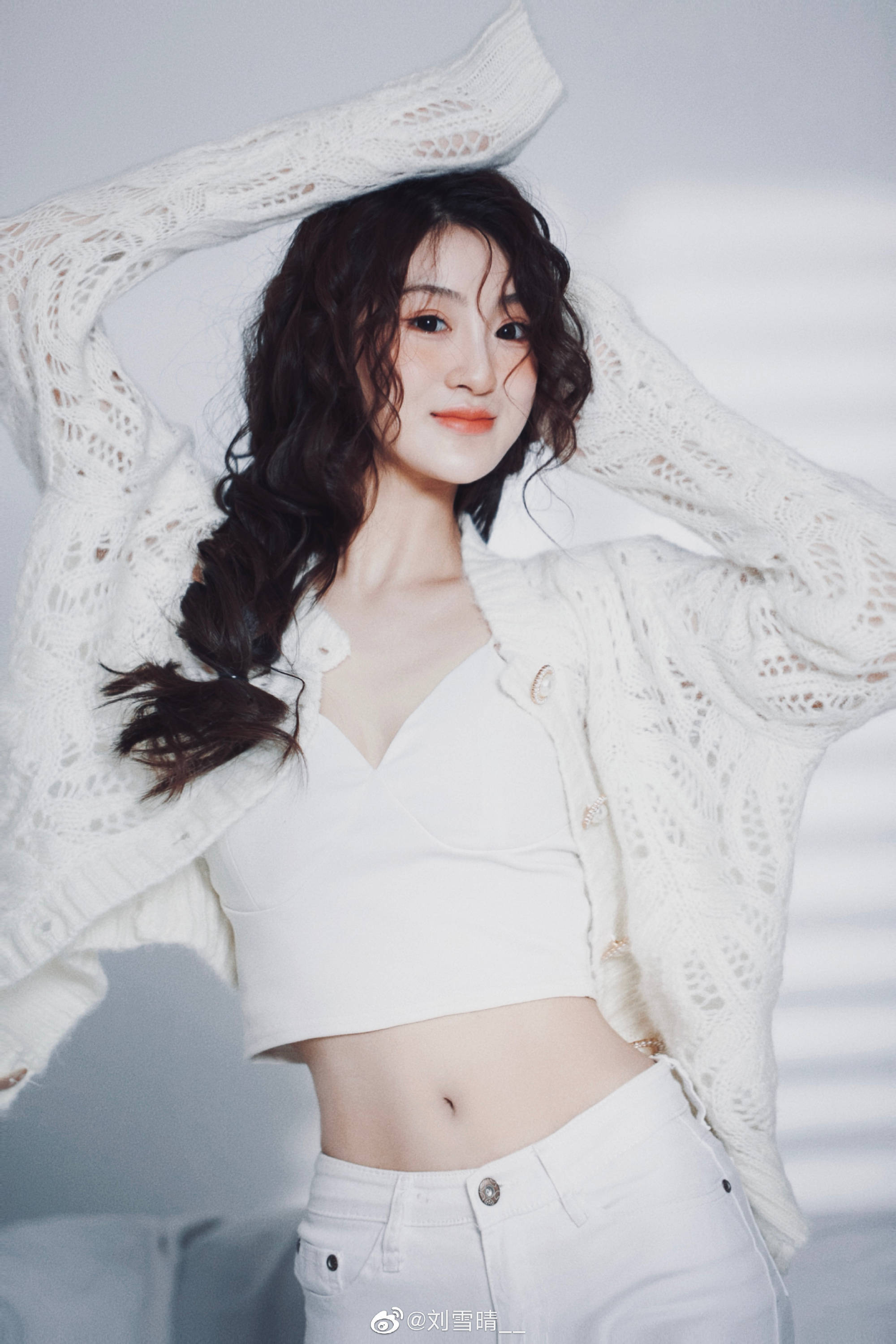 刘雪晴甜美治愈,纯白色字写真真好看