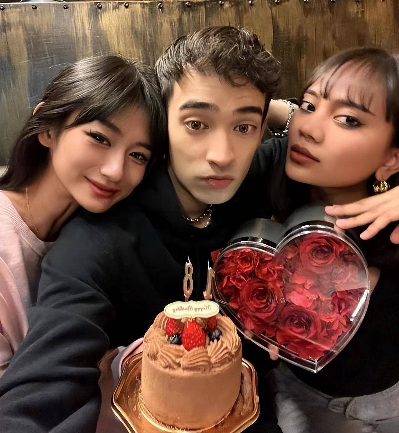 韦唯大儿子韦紫明晒聚会照完全放飞自我网友谏言最好保持距离