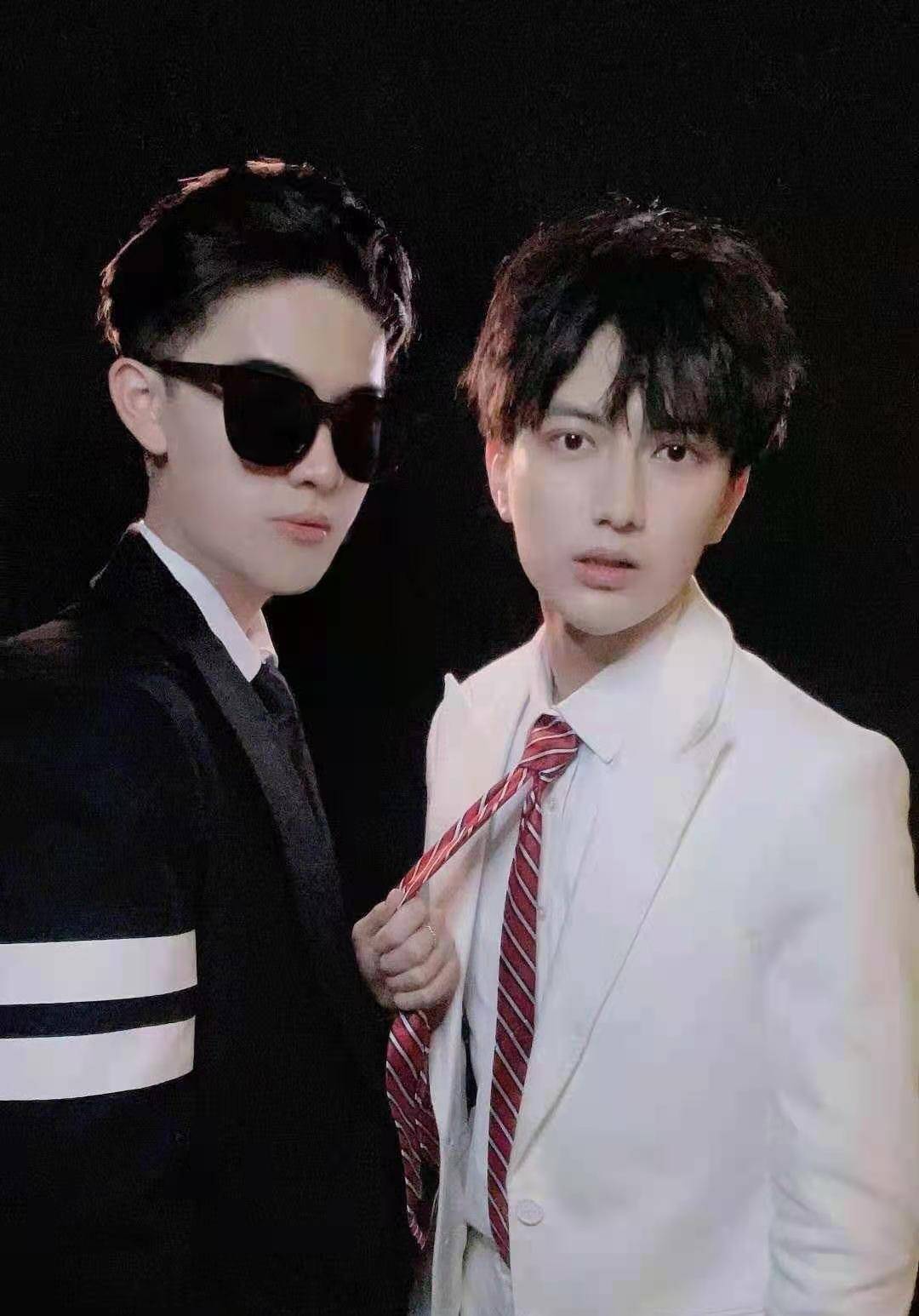 为什么说林锡的样子吓到大家了呢,因为本身林锡的脸型就有点方正,加上