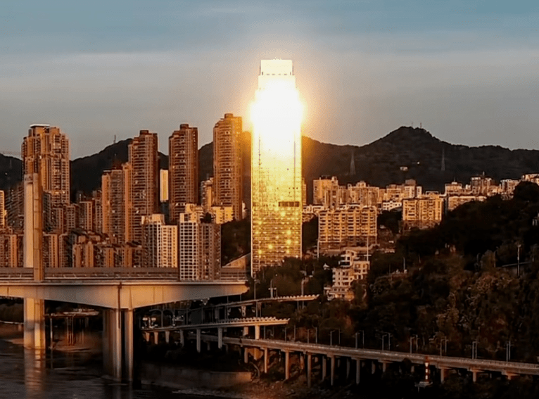 长江国际十八楼是私生们经常光顾的地方,是重庆的著名景点,时代峰峻是