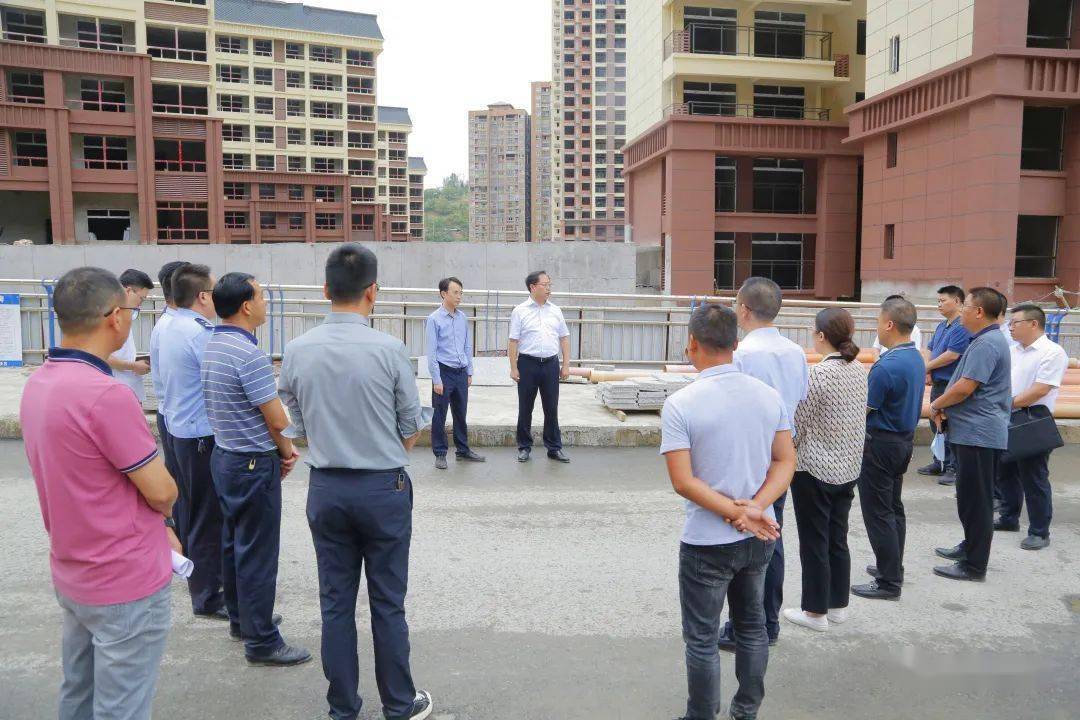 是我市各中小学全面复学复课第一天,市委副书记,市长朱挺前往万源市第