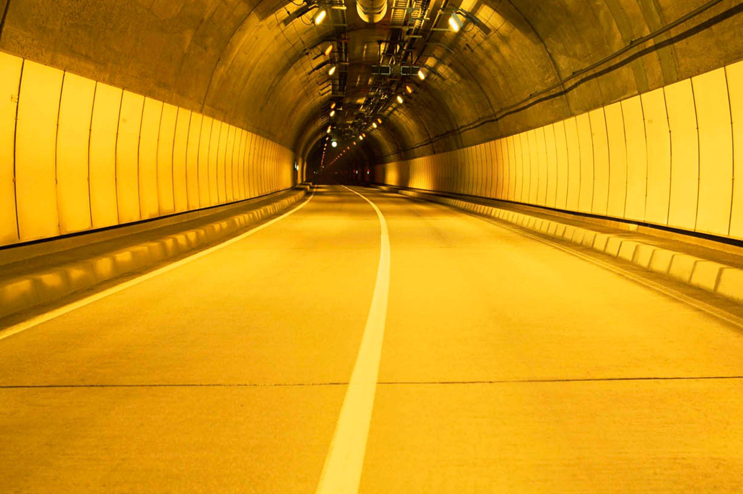 进隧道,为什么多数人都不走右侧通道呢?_搜狐汽车_搜狐网