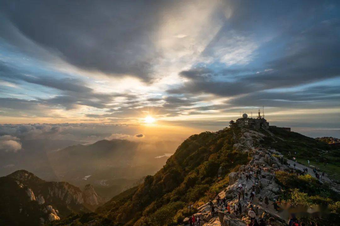 佇立泰山之巔眺望遠方看雲捲雲舒聽松聲陣陣使人忘卻世俗煩憂視頻