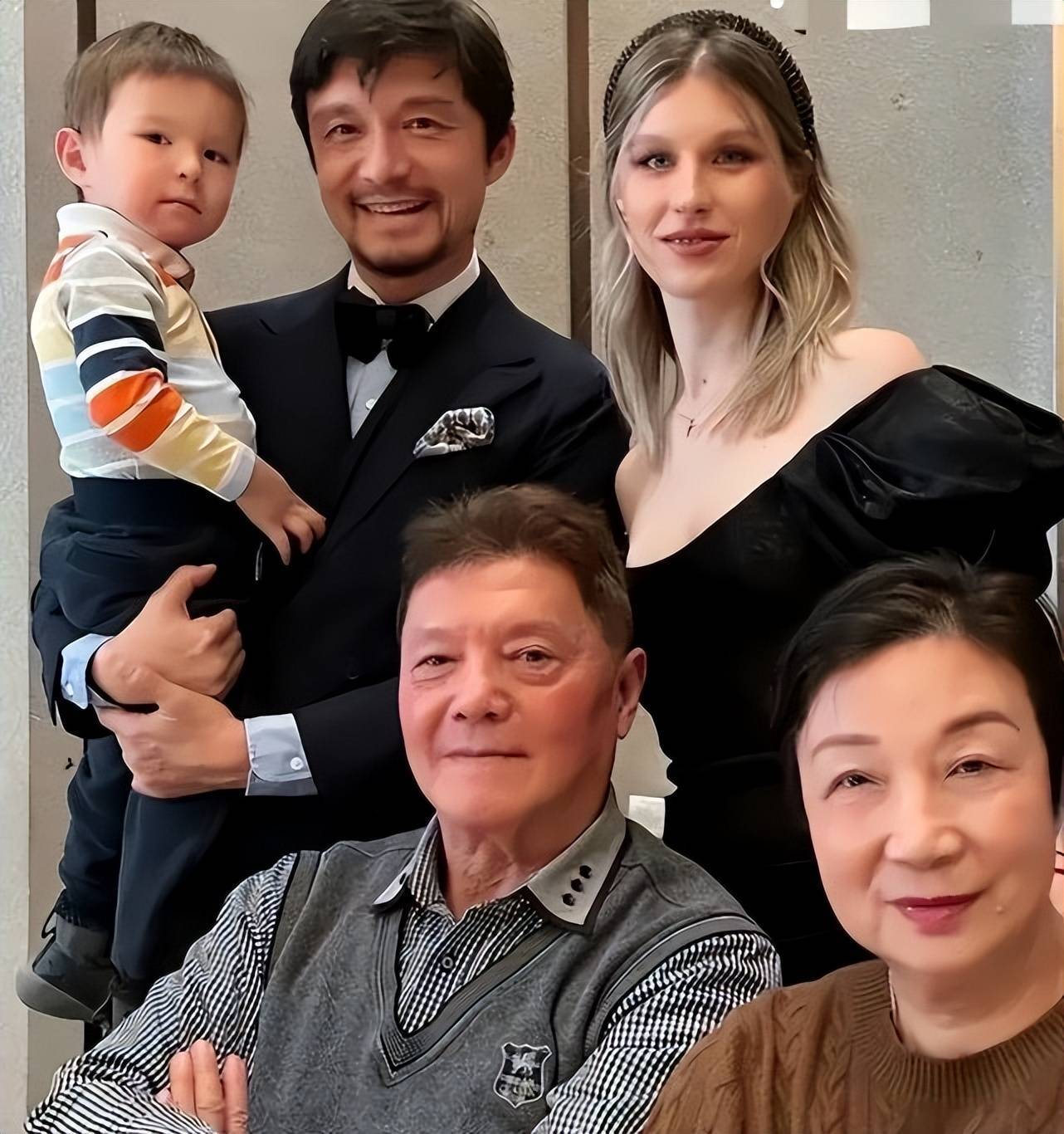 漂亮洋媳妇露面,谢晖教混血儿子打街机_带着_吉雪萍_佟晨洁