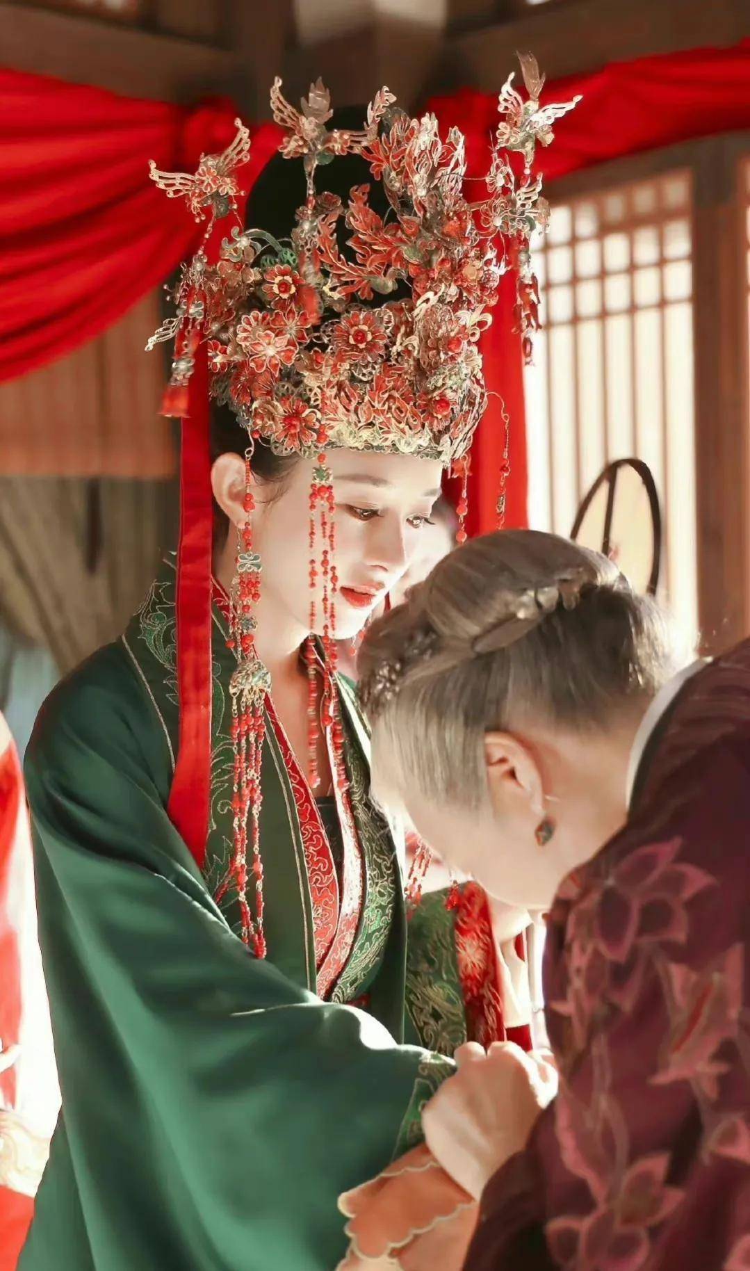 赵丽颖有很多古装婚服的造型,但是只有在《知否知否