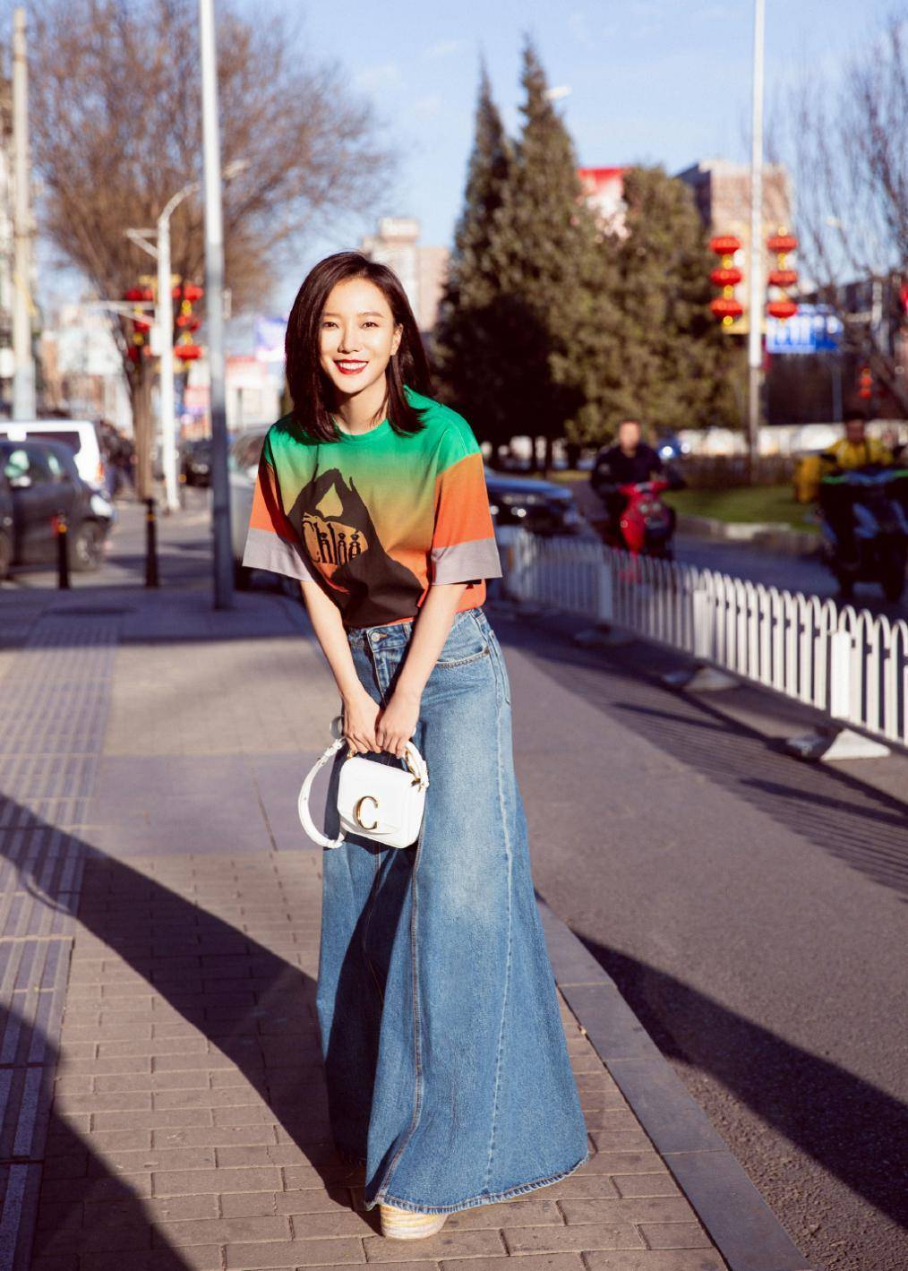 王珞丹是越活越年轻了,连小孩的滑板都玩得很溜,穿衣风格也显小_牛仔