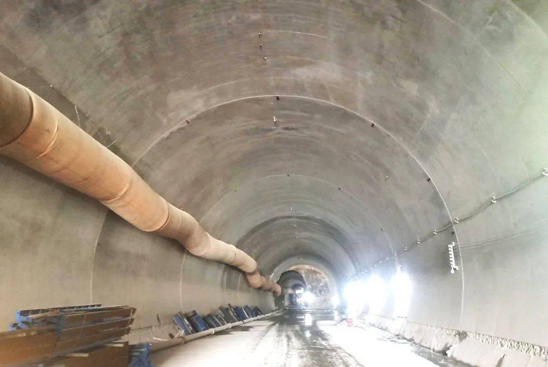龙龙铁路唯一一座燕尾式长大隧道—新阳明山隧道左线顺利贯通_管理