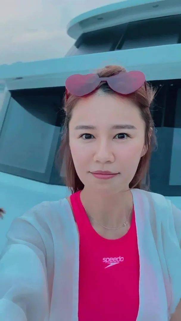 陈自瑶水着look露背吊人胃口 被黄翠如"出卖"曝光正面照_yoyo_都有大