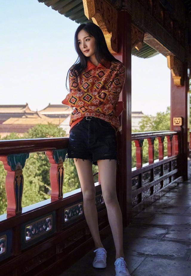 杨幂短裙开衩到大腿根,细白长腿吸睛,网友:太撩人了_女人_裙子_白色