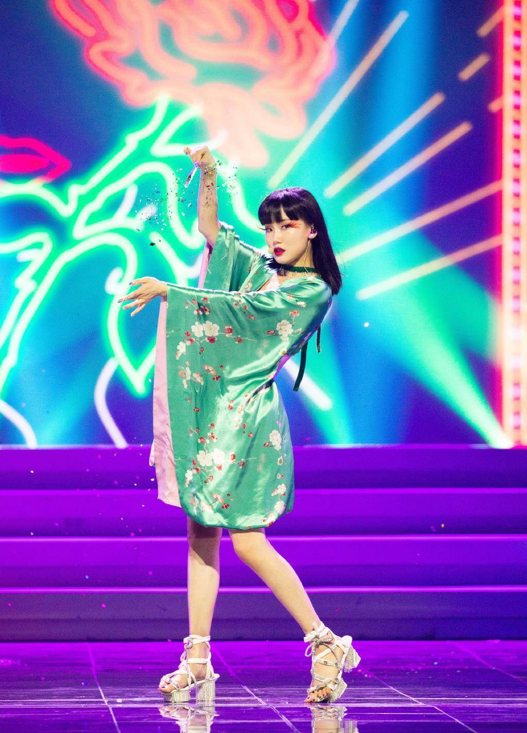 黄龄舞台造型太拉风了,穿绿色印花连衣裙,配红色假睫毛抢镜十足_下身