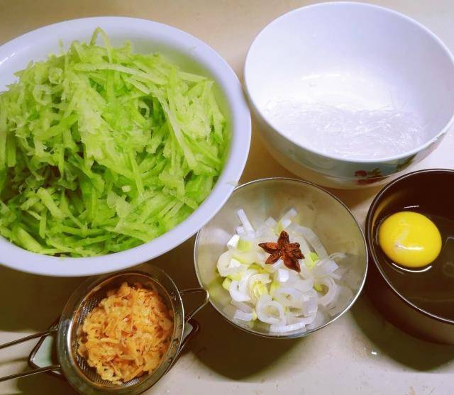 做法步骤:原料:青萝卜,干虾皮,粉丝,鸡蛋,食用油,葱,八角,盐,胡椒粉.