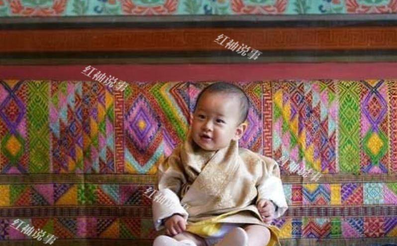 不丹二王子太好玩了！躺在哥哥怀里抠脚丫，高冷王后都被逗笑了