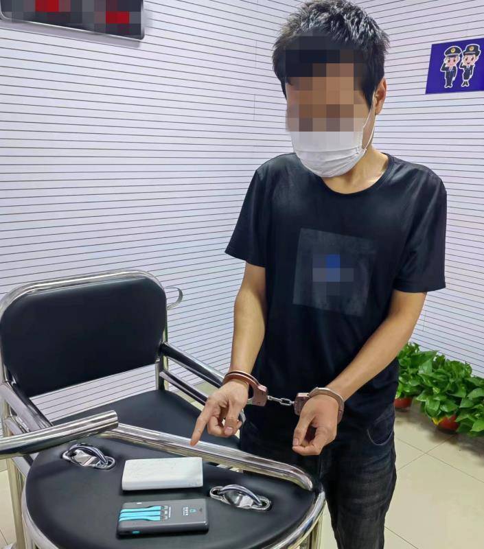 时许,男子杨某(34岁)在5号车厢内先后盗窃两名旅客一白一灰两个充电宝