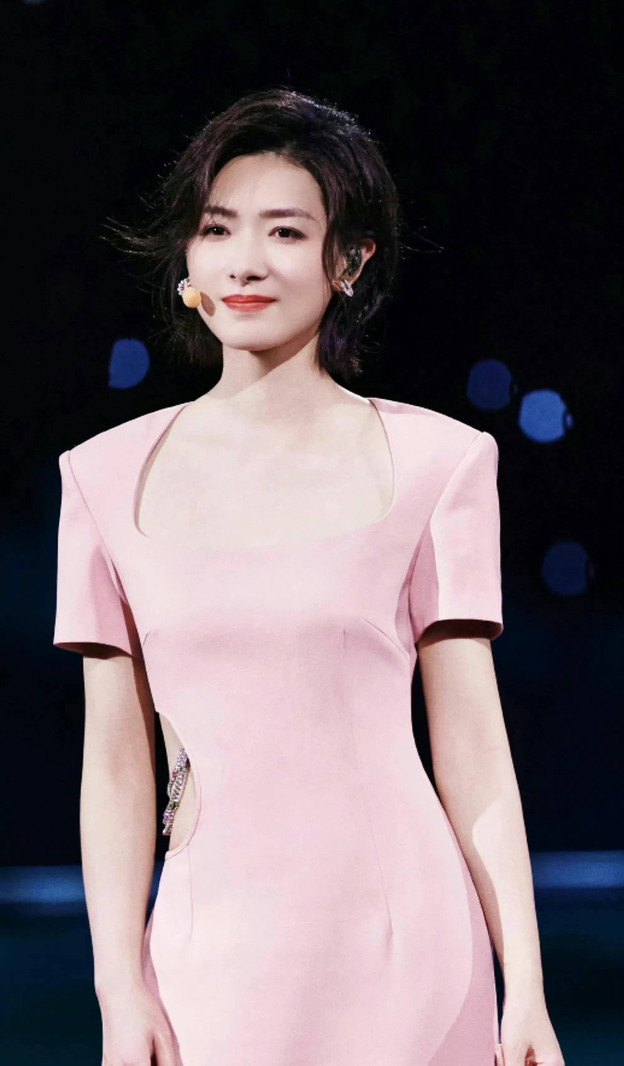 中秋晚会上,万茜中性干练,太美了_姐姐_都在求_都快