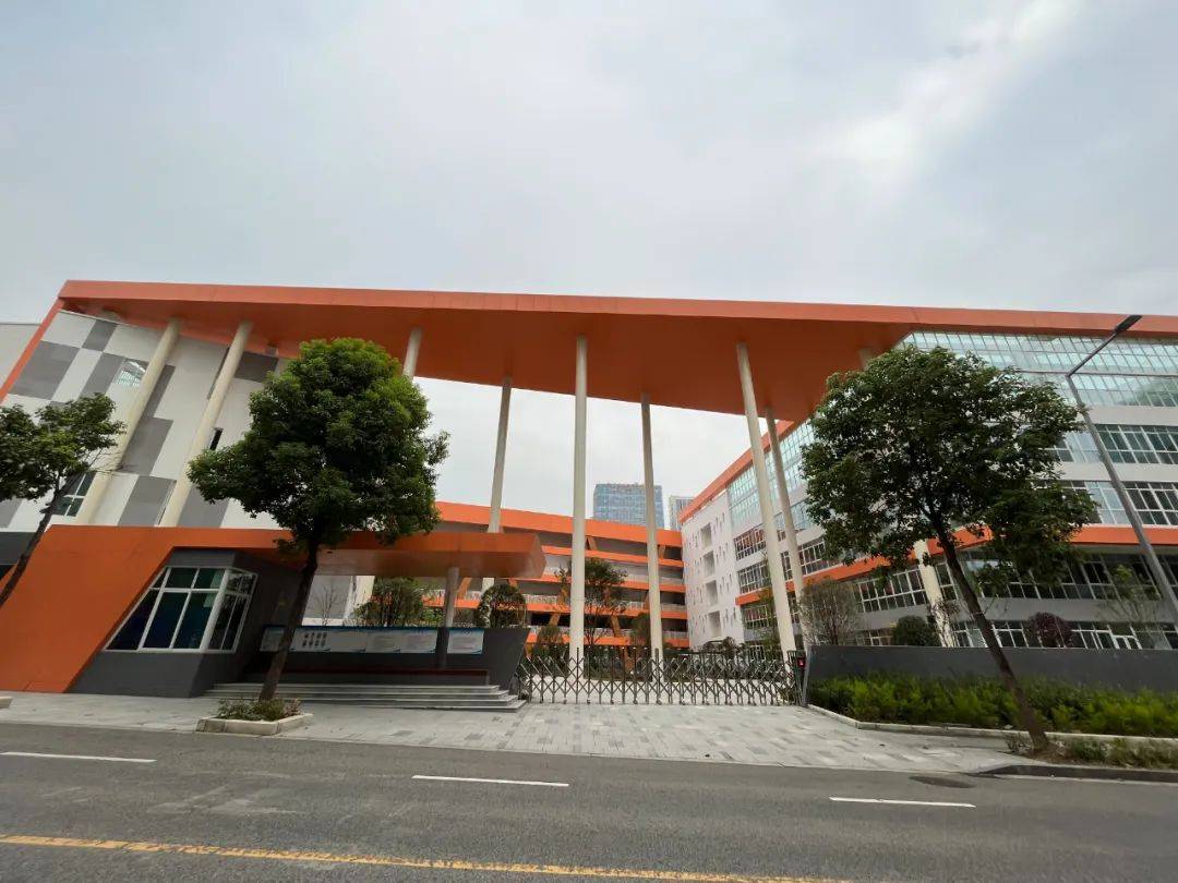 教育方面,渥太华国际学校,小学还有第十三幼儿园枫叶分园都已建设完成