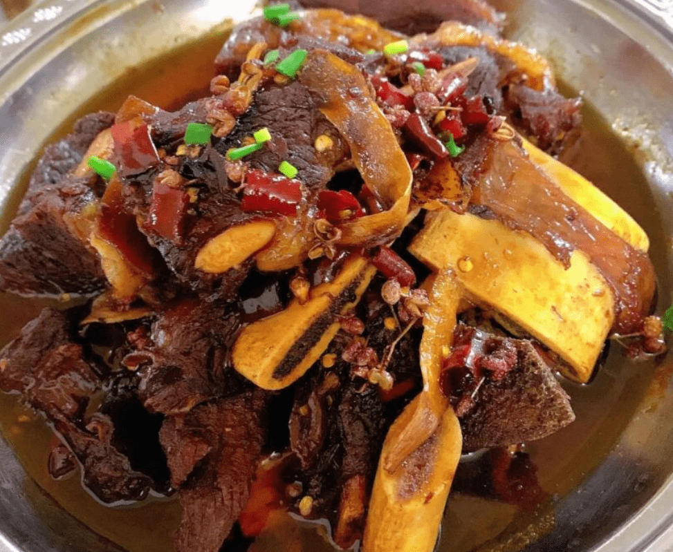 干锅牛骨头它的分量不大,卖118元,价格不便宜,牛骨头煮得很入味,但