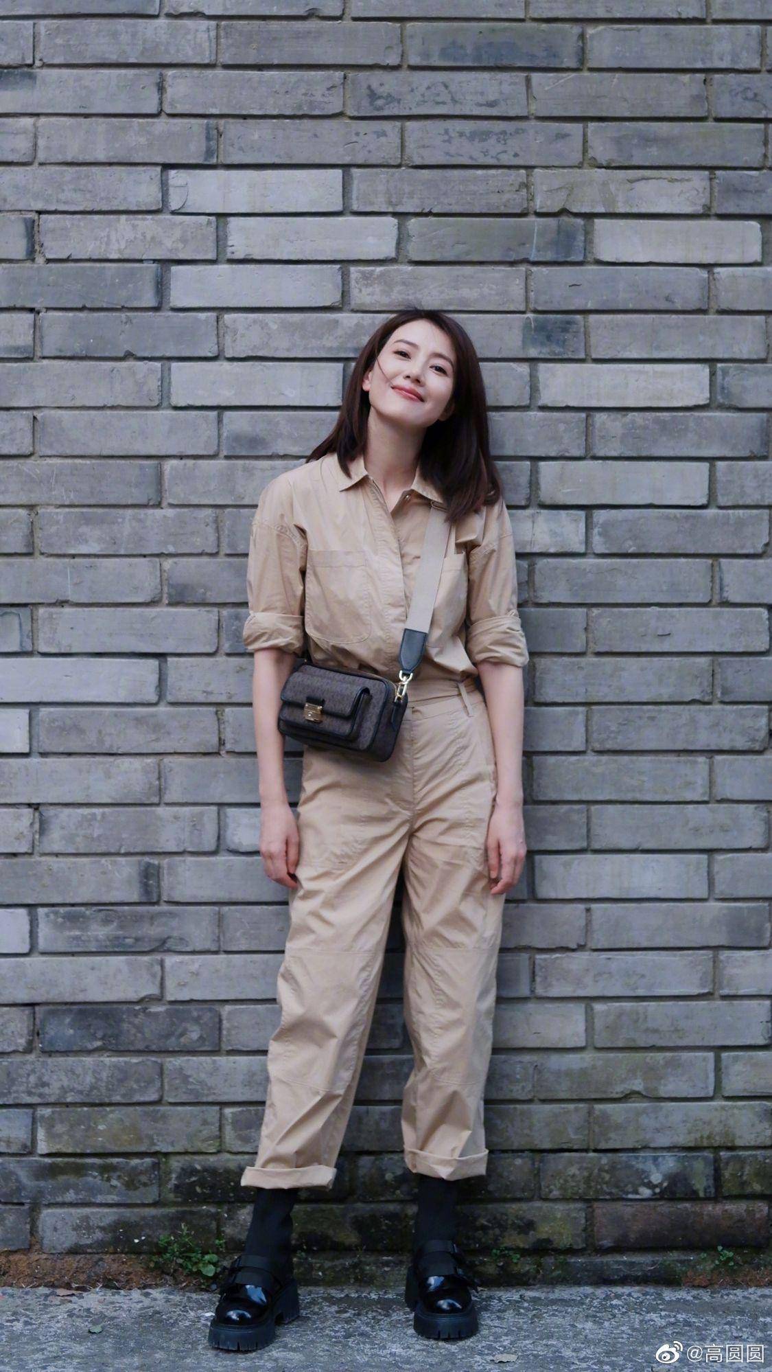 高圆圆穿普通衬衫颜值气质都出众,绑着短马尾,太有清新时尚感了