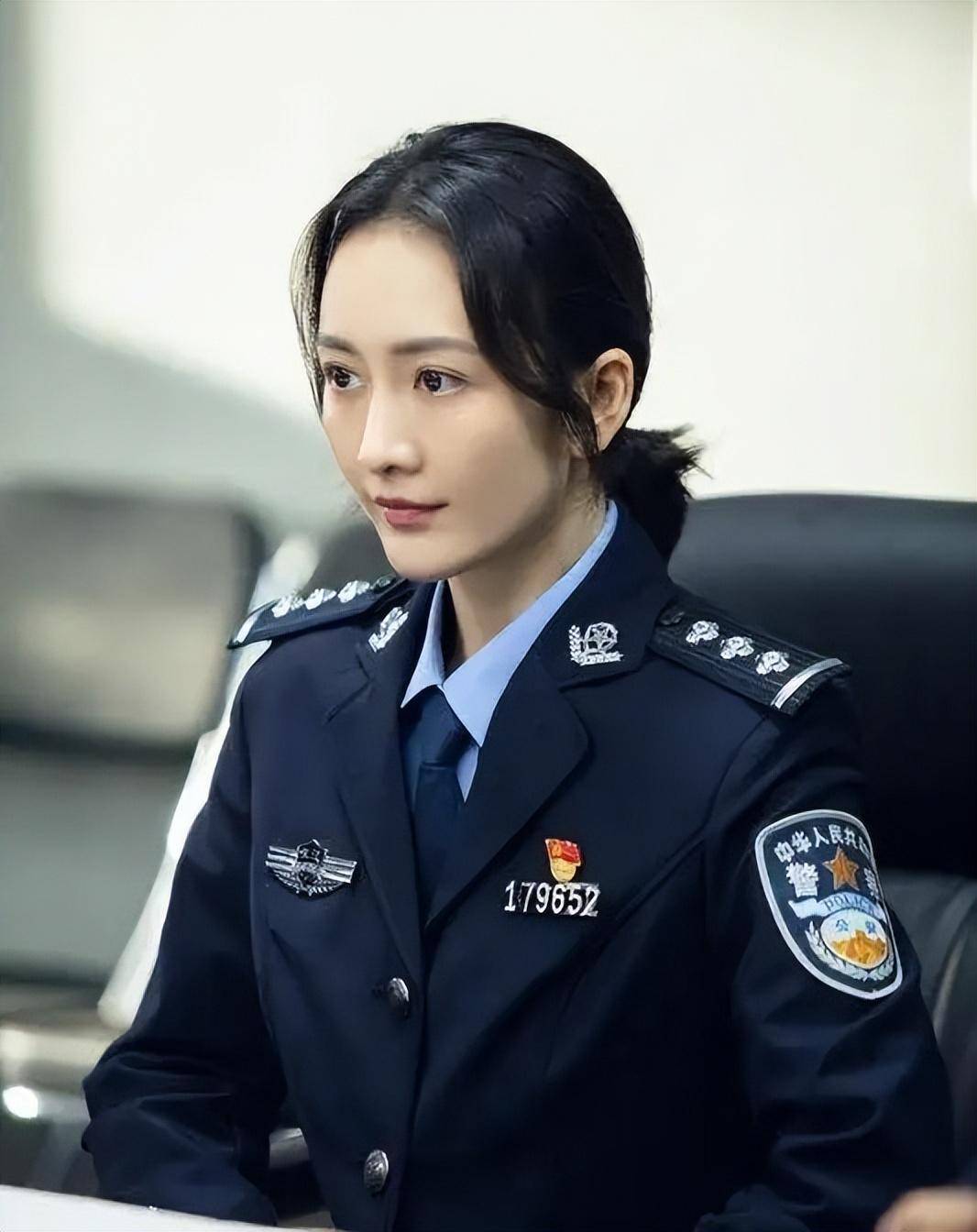 穿白警服的女警官图片