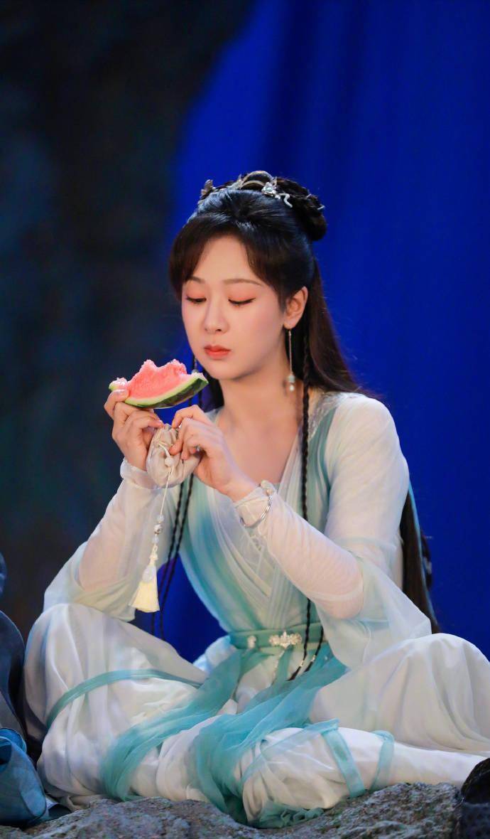 杨紫新剧杀青,晒剧照表情包庆祝,评论激动留言喜悦难掩_照片_沉香