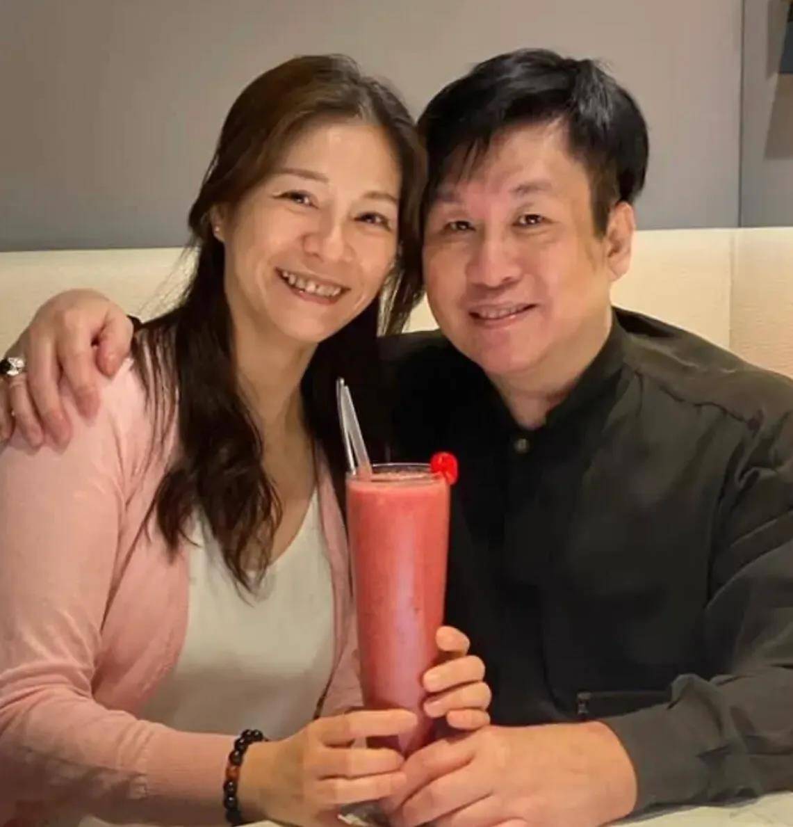 2011年,郑智化和一女模特参加典礼,模特3分钟拿15万,而他才能拿5万块