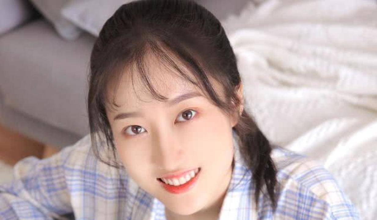 十一岁.女朋友跟我说:"我女朋友一会儿就来,我出去买菜.