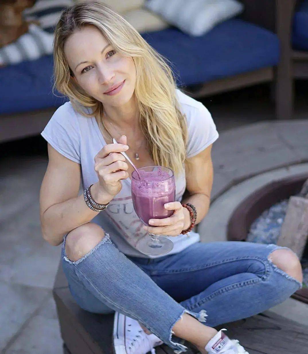 从限制级片女主变身最火健身教练,看多少遍都不够!_zuzka_训练_肌肉