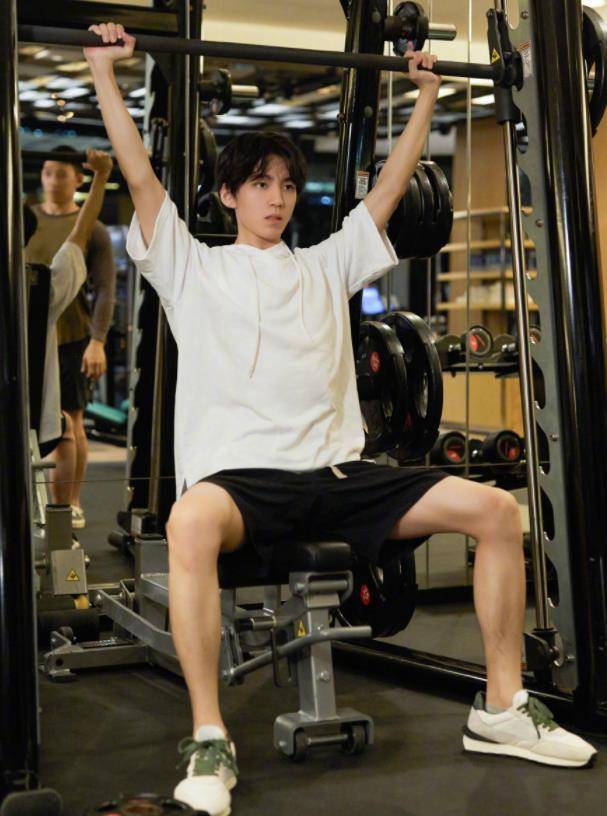 天不怕地不怕就怕王俊凯秀腿,当他穿上短裤,女生的面子往哪搁_gucci