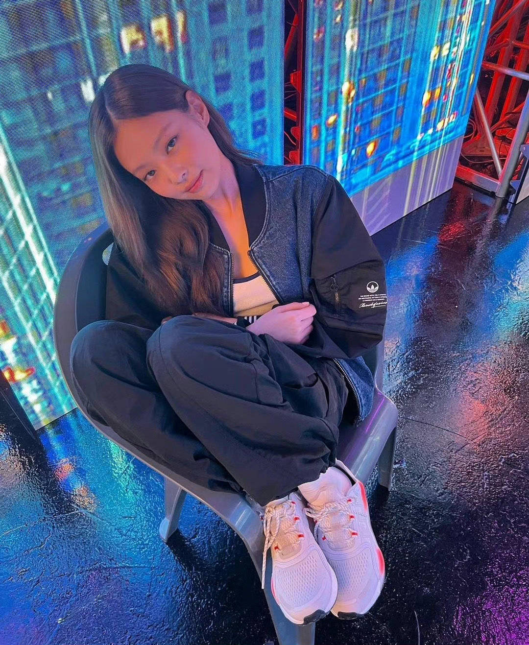 坐在椅子上的blackpink jennie,微微脱下外套挂在胳