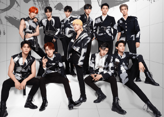 r1se毕业照:全员身穿黑西服气氛严肃,有谁注意到他的表情?